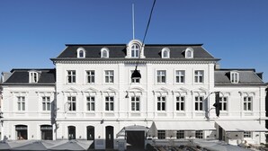 A large white building with multiple windows and a central entrance. - Four Points Flex by Sheraton Roskilde (Roskilde)