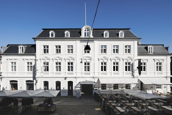 A large white building with multiple windows and a central entrance. - Four Points Flex by Sheraton Roskilde (Roskilde)