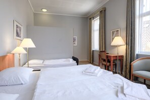 A hotel room with two beds, a desk, a chair, and two lamps. - Four Points Flex by Sheraton Roskilde (Roskilde)