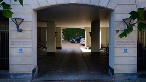 An entrance with a sign reading "HOVEDINDGANG MAIN ENTRANCE" and a wheelchair accessibility symbol. - Four Points Flex by Sheraton Roskilde (Roskilde)