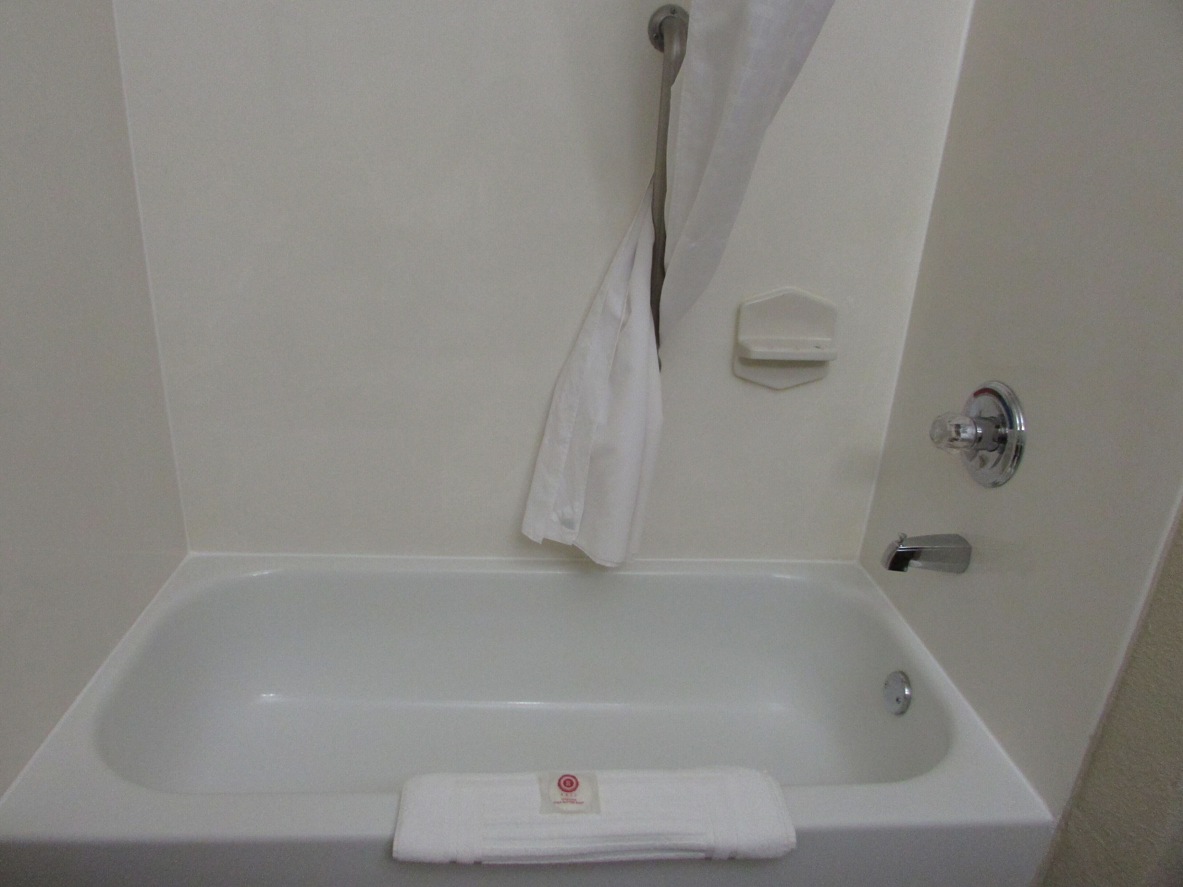 standard room, 1 king bed, non smoking | bathroom | combined shower/bathtub, free toiletries, hair dryer, towels