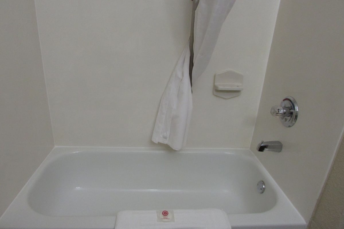 standard room, 1 king bed, non smoking | bathroom | combined shower/bathtub, free toiletries, hair dryer, towels