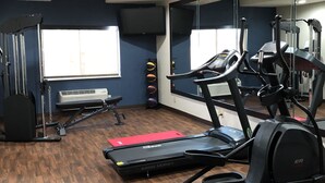 A gym with treadmills, a weight machine, and a mirror wall. - Comfort Inn Wichita Falls Near University (Wichita Falls)