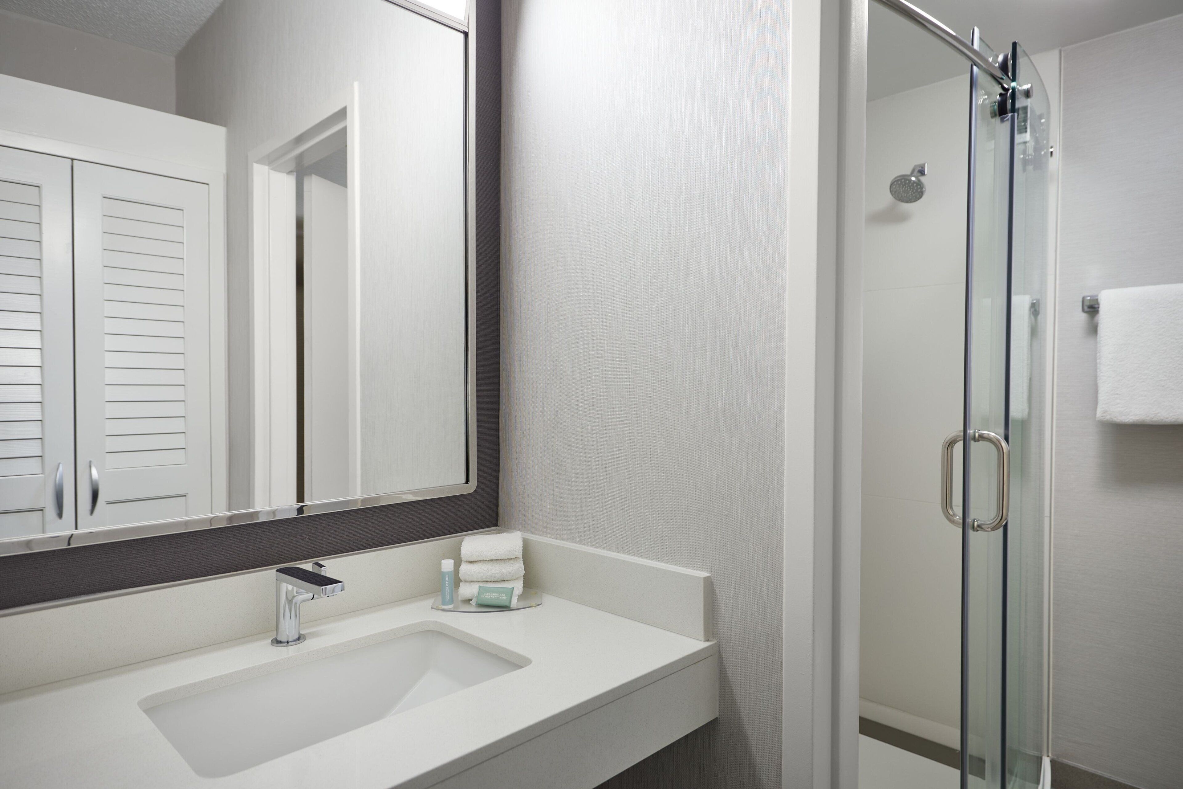 combined shower/bathtub, free toiletries, hair dryer, towels