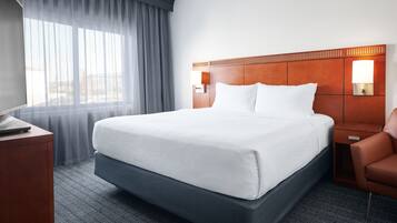 Escritorio, tabla de planchar con plancha, wifi gratis y ropa de cama