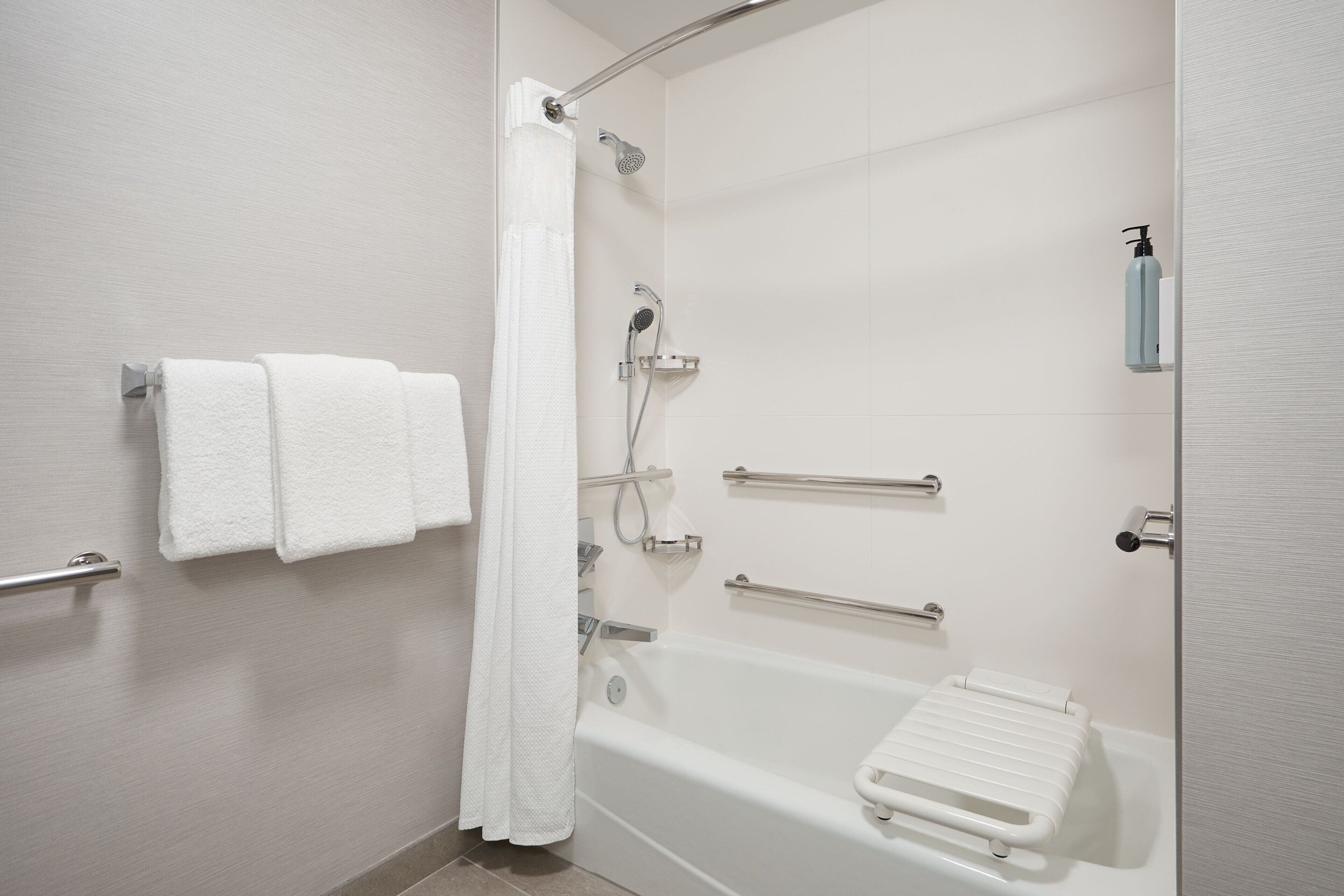 Combined shower/tub, free toiletries, hair dryer, towels