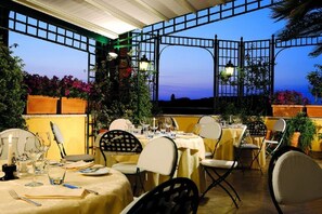 2 restaurantes, é servido almoço