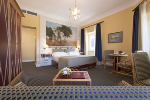 套房, 转角 | 迷你吧、客房内保险箱、办公桌、隔音