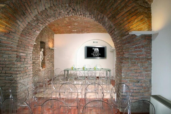 2 restaurants, lunch served