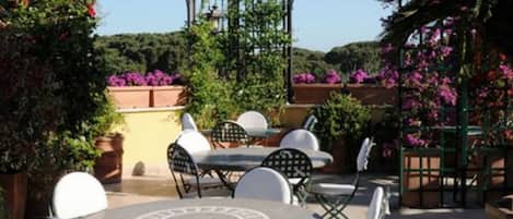 2 restaurants, lunch served