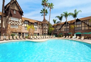 Una piscina al aire libre, camas de piscina gratis, sombrillas