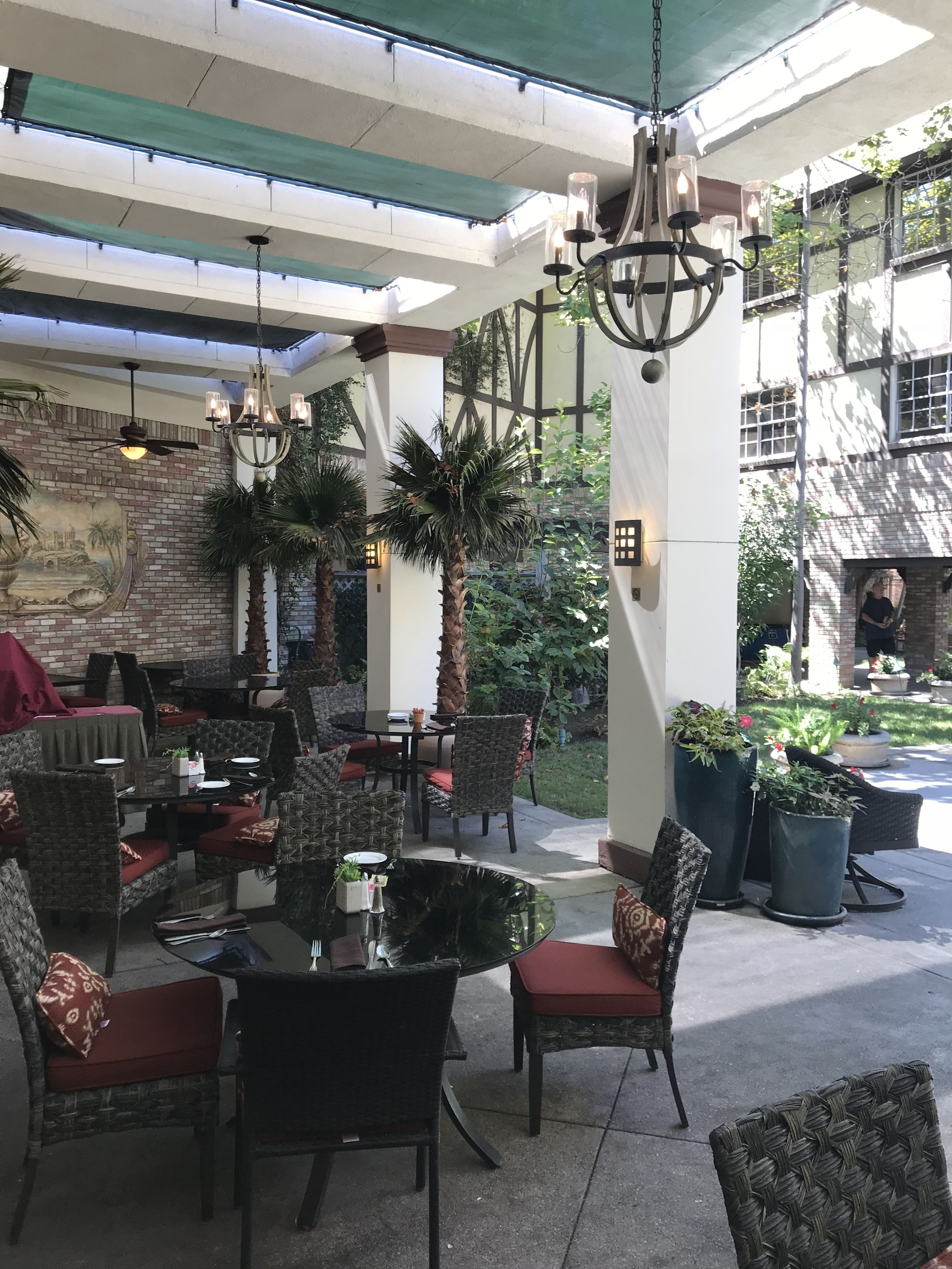 2 restaurantes, se sirven desayunos, cenas y cocina americana