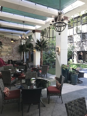 2 restaurants, breakfast, dinner served; American cuisine