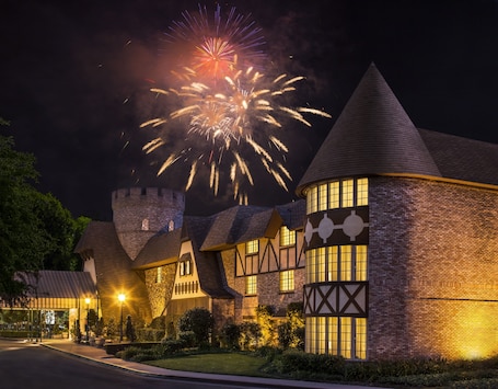 Majestic Suite with Sofa Sleeper | Front of property – evening/night. Anaheim Majestic Garden Hotel