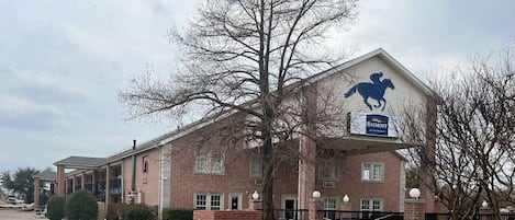 A brick building with a sign for "Baymont by Wyndham" and a horse silhouette.