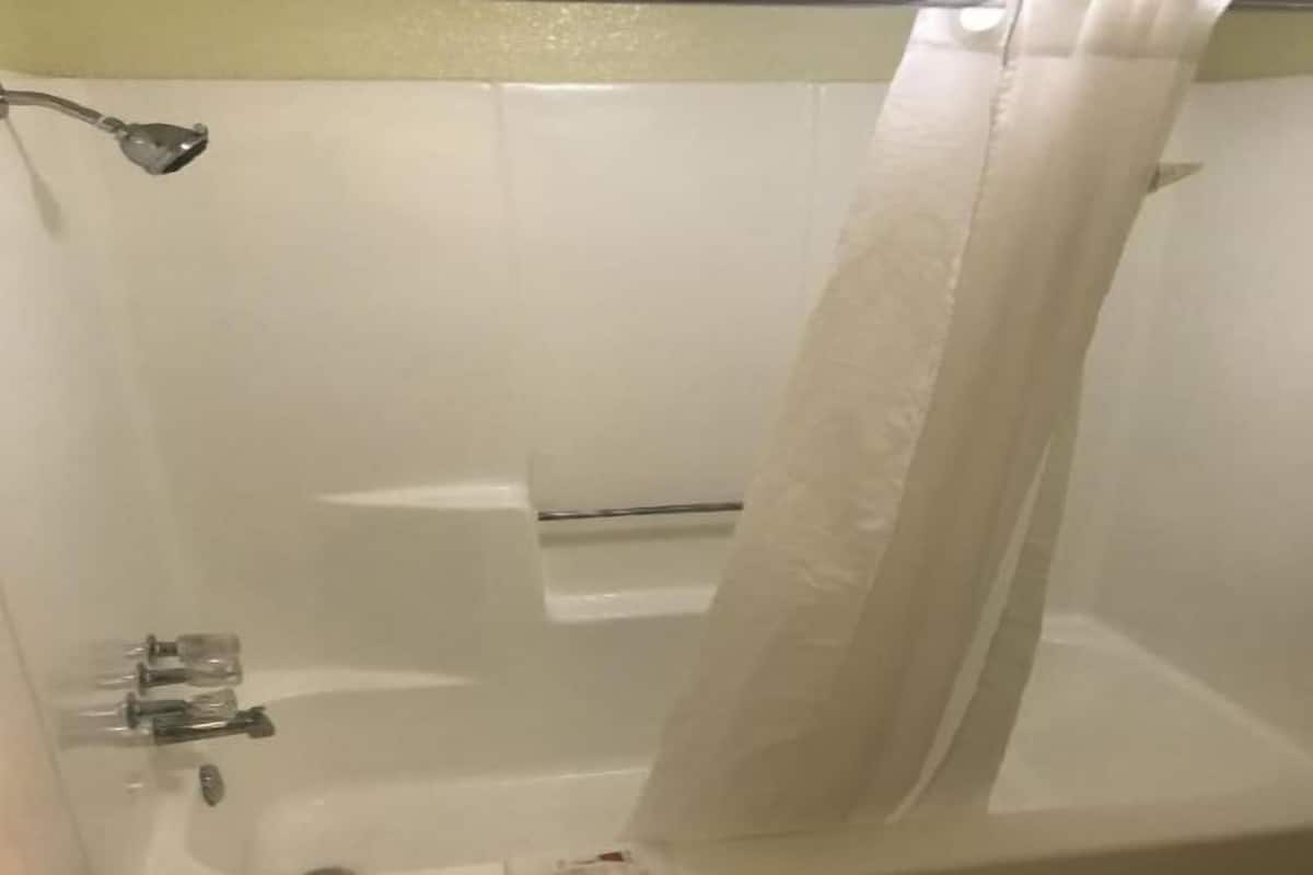 Combined shower/tub, free toiletries, hair dryer, towels