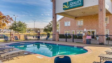 Een seizoensgebonden buitenzwembad