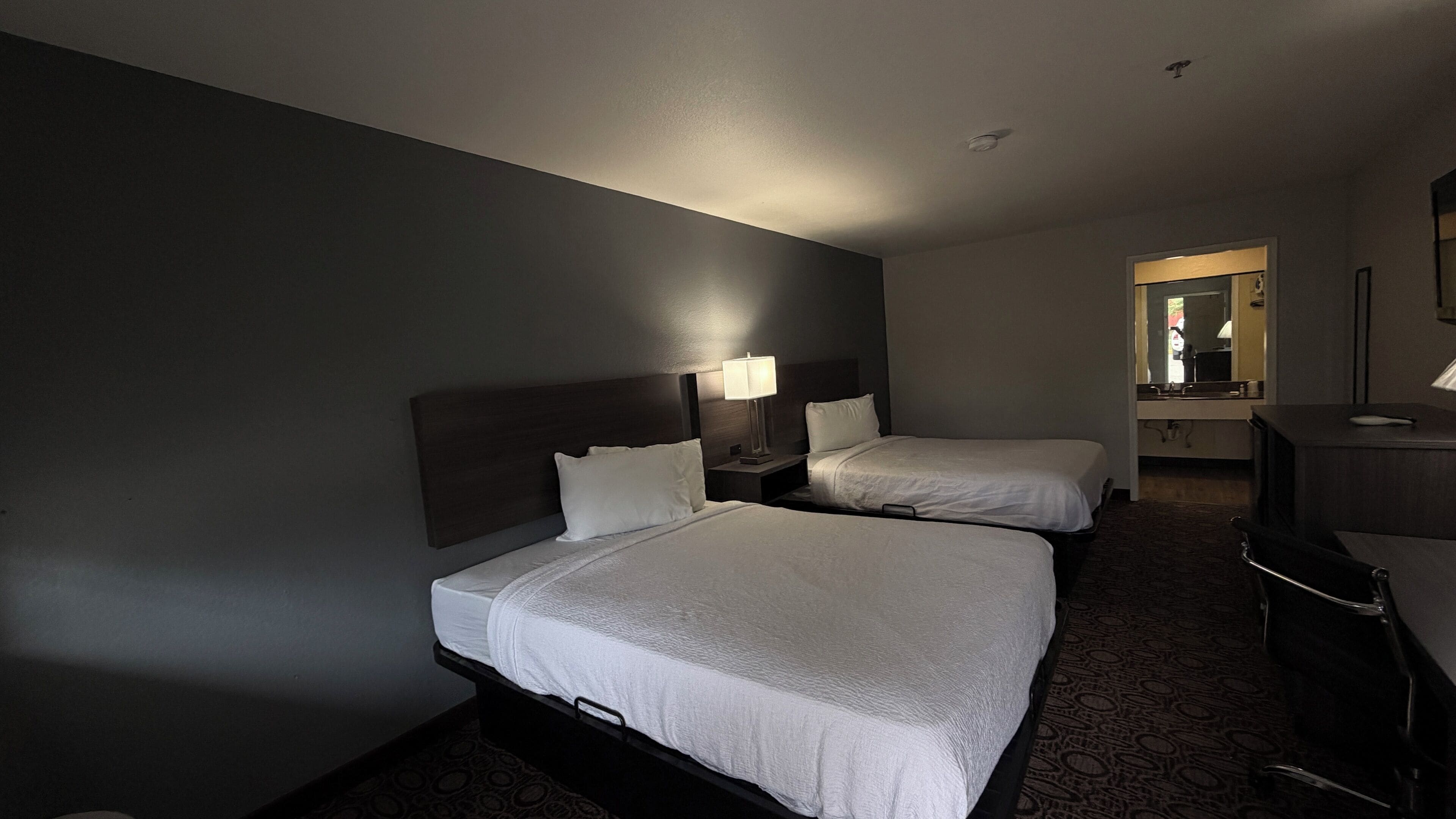 Kamer, 2 queensize bedden, niet-roken | Donsdekens, individueel gemeubileerd, een bureau