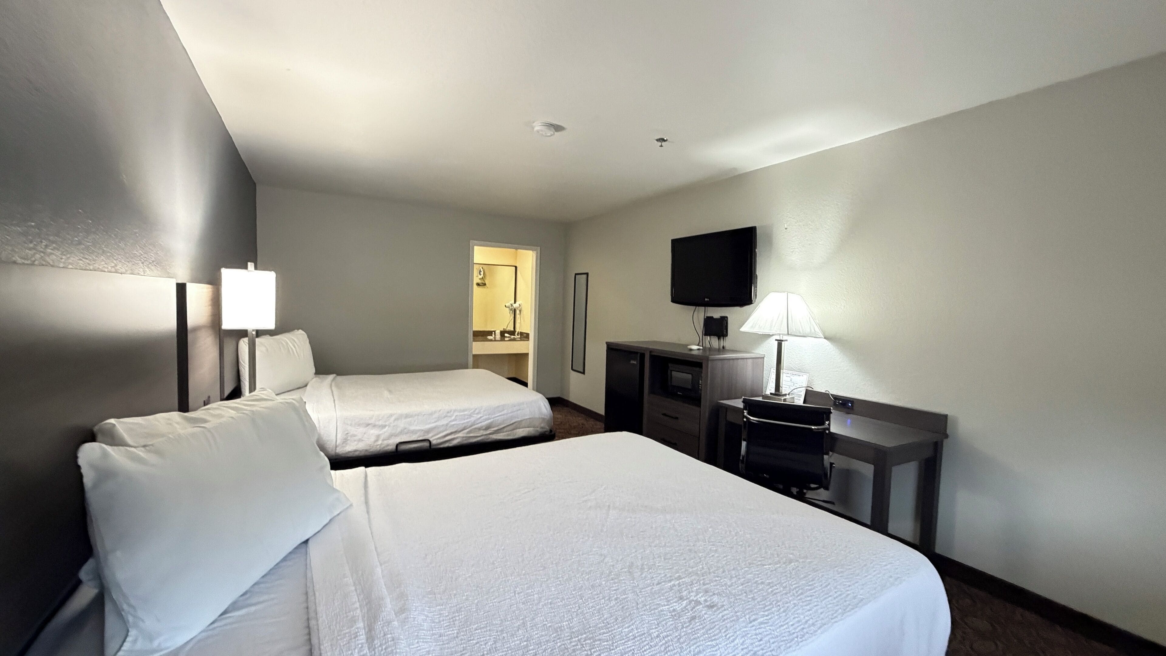 Kamer, 2 queensize bedden, toegankelijk voor mindervaliden, niet-roken (Mobility, Roll-In Shower) | Donsdekens, individueel gemeubileerd, een bureau