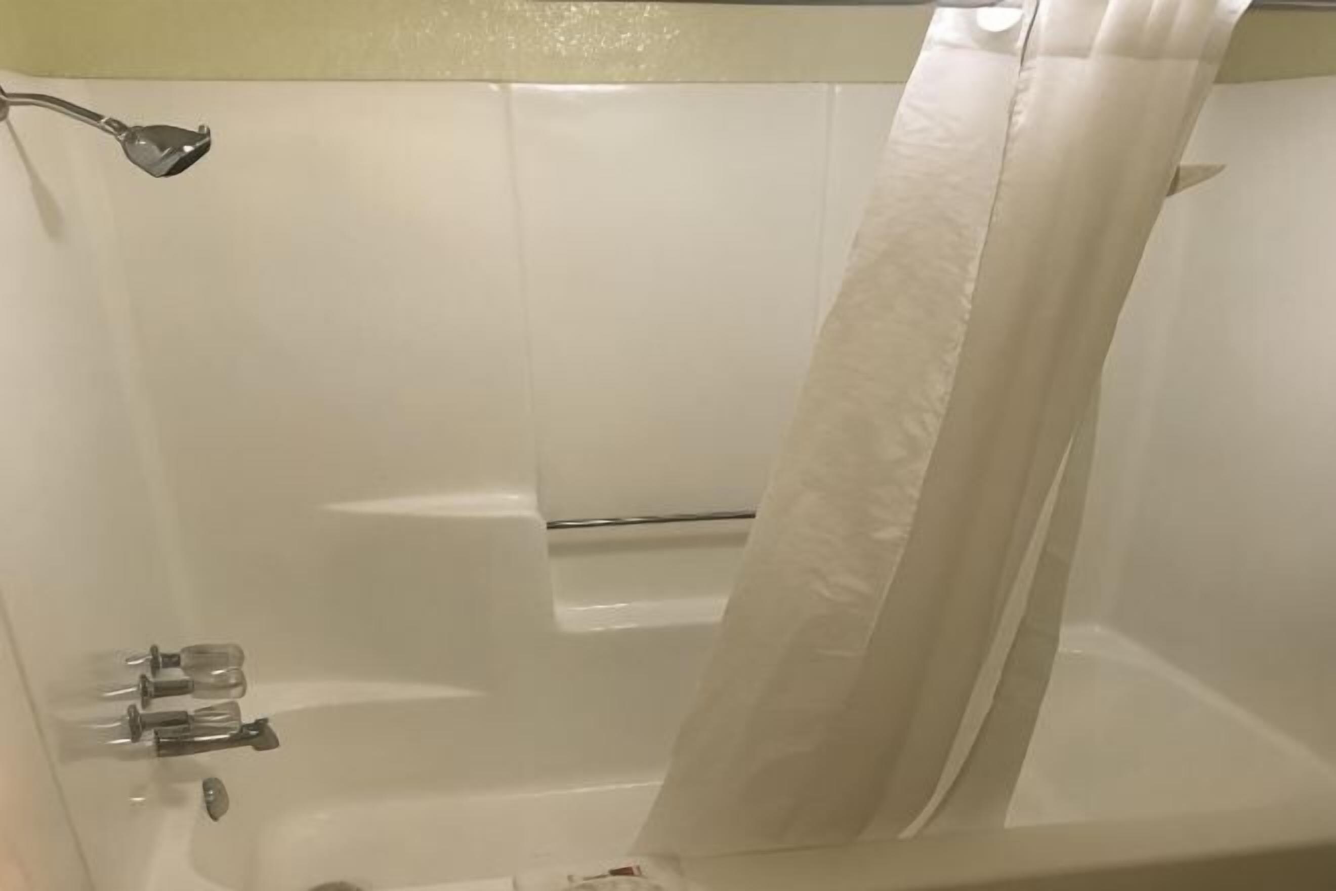 Combined shower/bathtub, free toiletries, hair dryer, towels