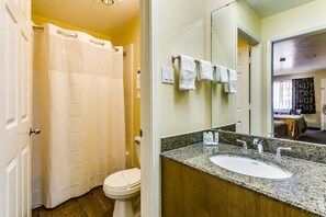 Combined shower/bathtub, free toiletries, hair dryer, towels
