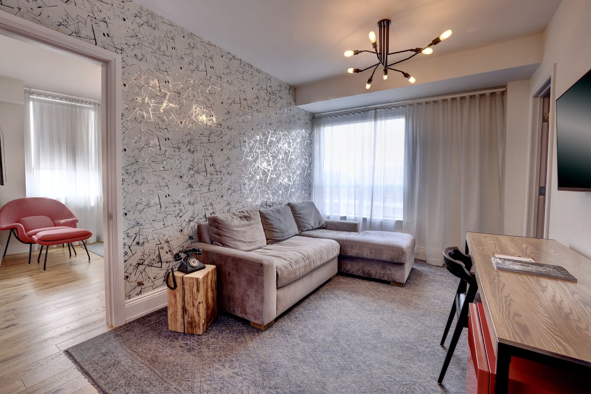 Suite, 1 Queen Bed (Urban) | Living area