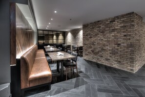 2 restaurants, lunch served