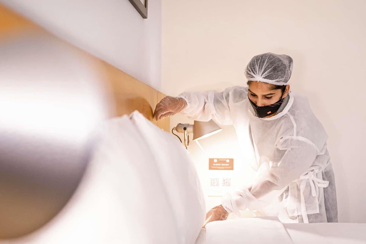 Roupas de cama premium, escrivaninha, espaço de trabalho para notebook