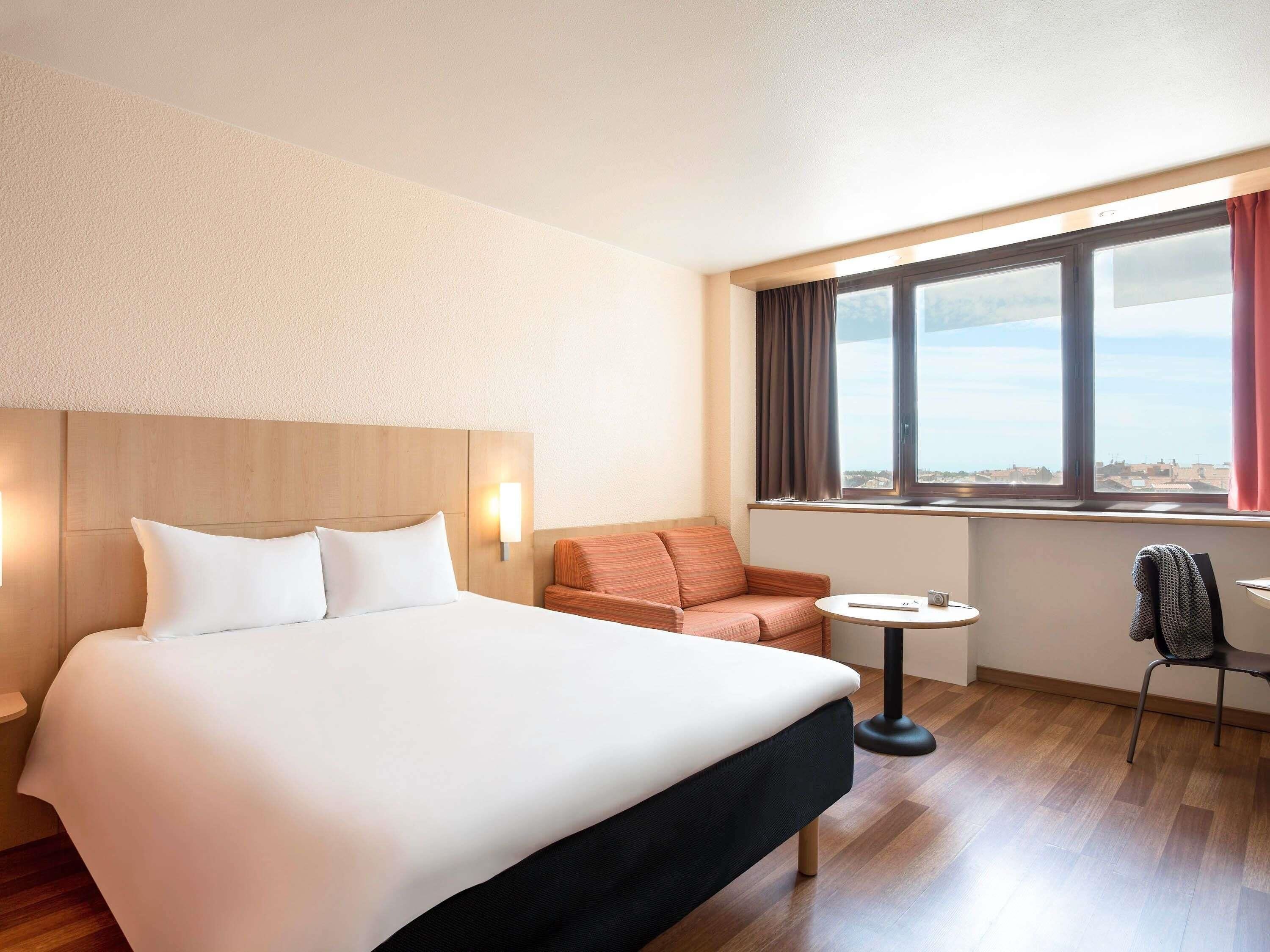 Luxe beddengoed, een bureau, een laptopwerkplek