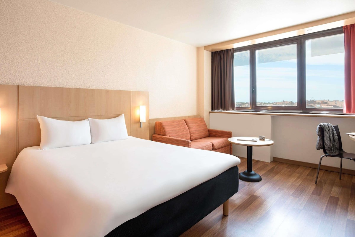 Luxe beddengoed, een bureau, een laptopwerkplek