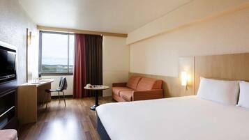 Biancheria da letto di alta qualità, una scrivania, postazione laptop