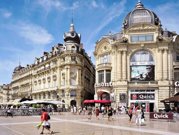 A historic building with ornate architecture, a prominent dome, and a large advertisement for 'eleom'. - ibis Montpellier Centre Comédie (Montpellier)