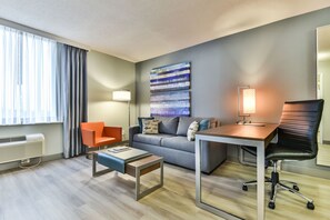 Phòng Suite một phòng ngủ , 1 giường cỡ king | Khu phòng khách
