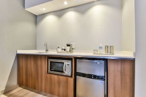 Room, 2 Queen Beds, Non Smoking | Private kitchenette