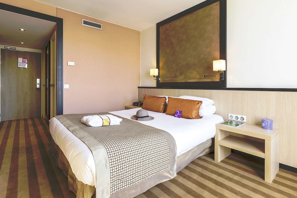 Minibar, in-room safe, desk, blackout curtains