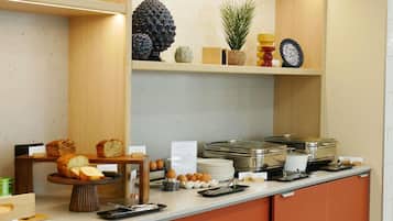 Sarapan prasmanan setiap hari (EUR 20 per orang)