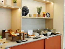 Desayuno buffet diario (EUR 20 por persona)