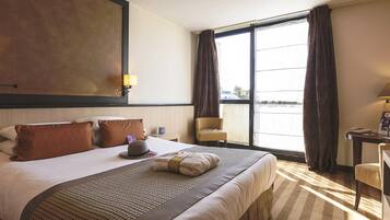 Privilege, Chambre, 1 lit double | Minibar, coffres-forts dans les chambres, bureau, rideaux occultants