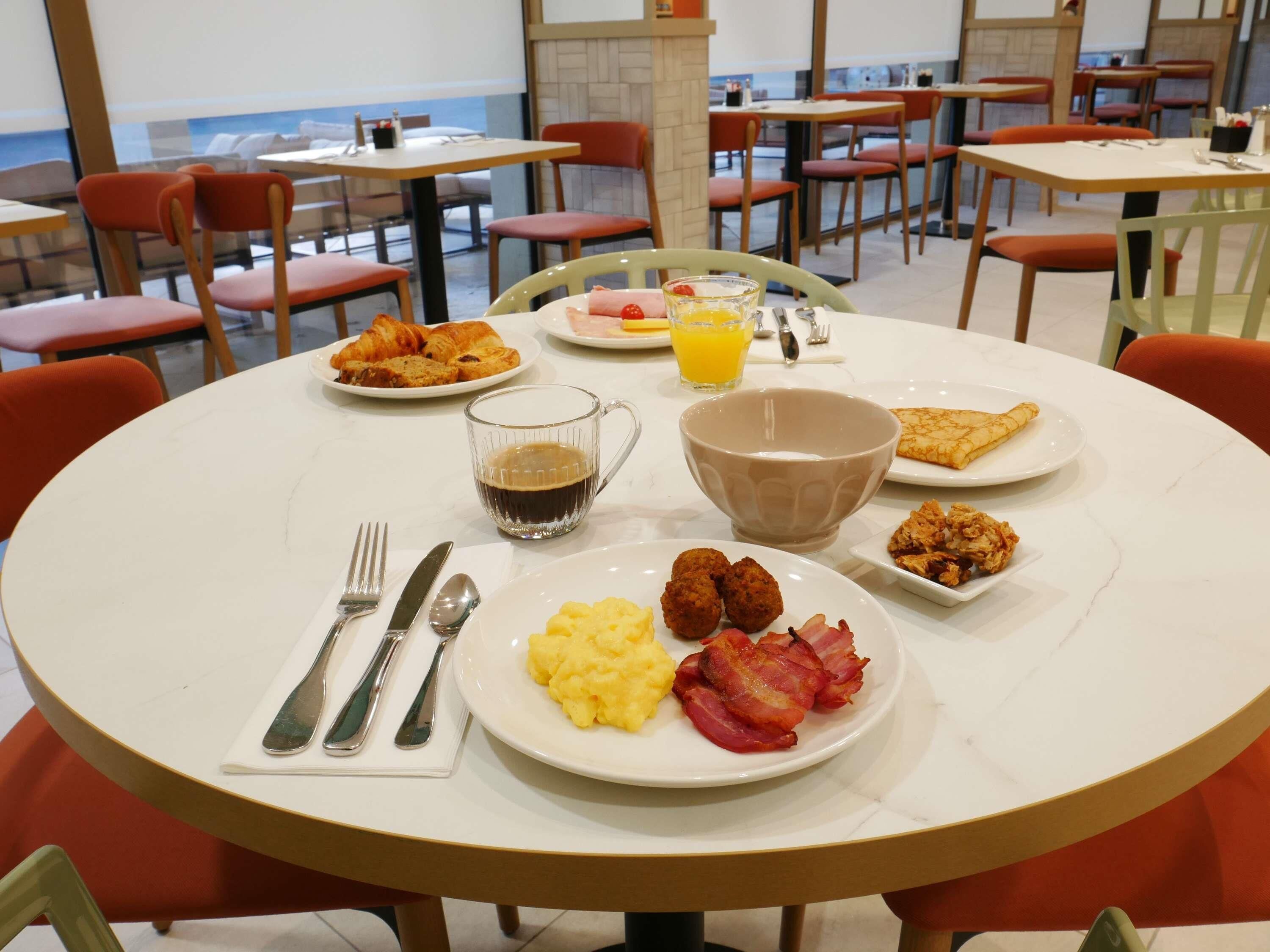 Sarapan bufet setiap hari (EUR 20 seorang) 