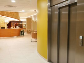 Minibar, caja de seguridad en la habitación y escritorio 