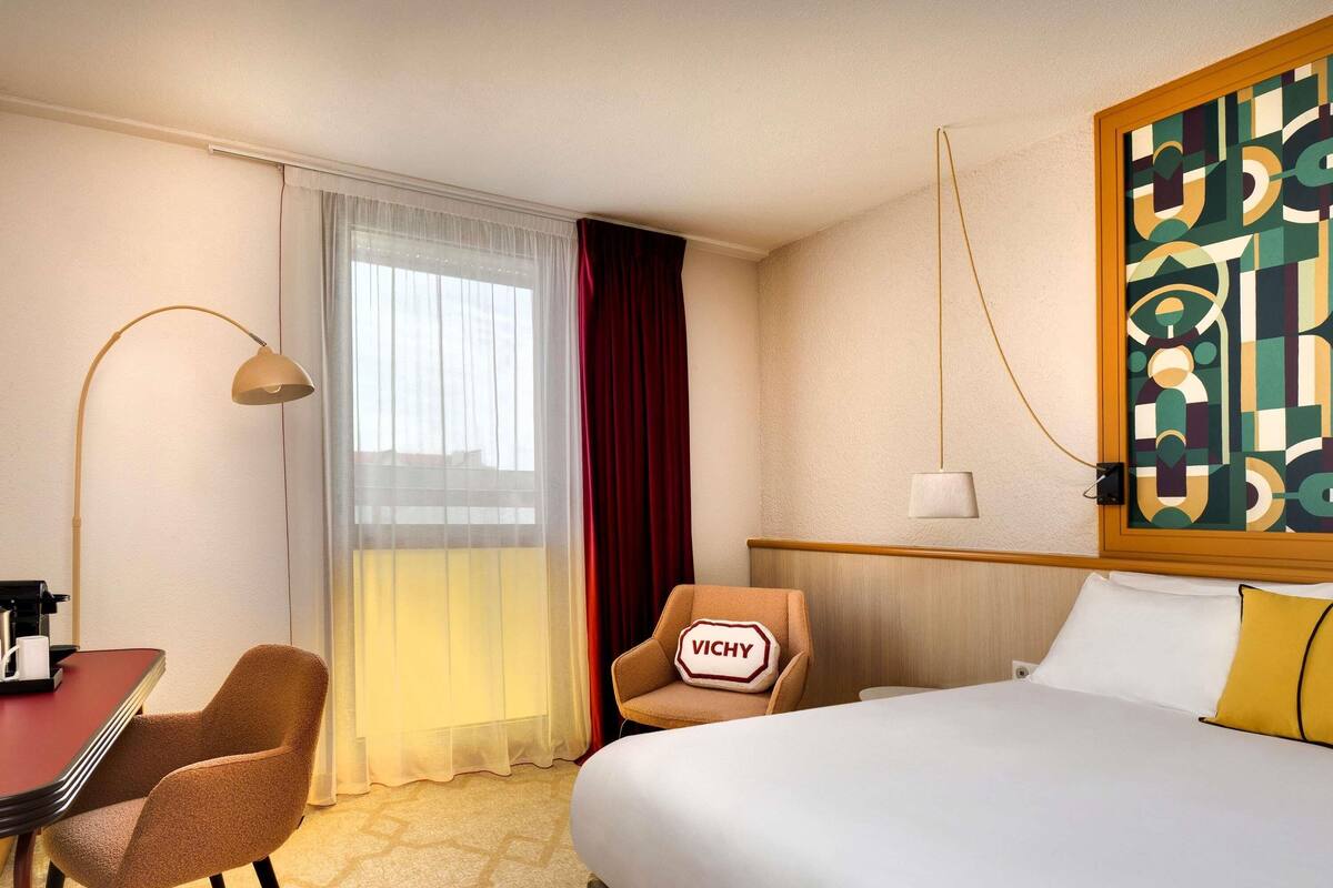 Minibar, safe på rommet, skrivebord og blendingsgardiner