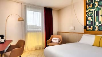 Een minibar, een kluis op de kamer, een bureau, verduisterende gordijnen