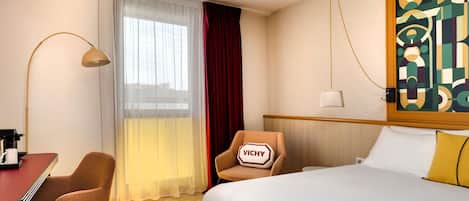 Minibar, Zimmersafe, Schreibtisch, Verdunkelungsvorhänge