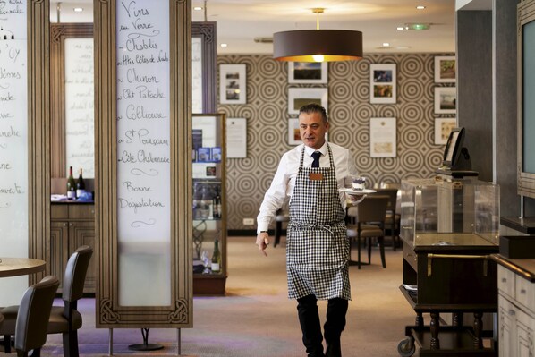 Breakfast, lunch, dinner served; French cuisine, al fresco dining 