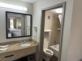 Quarto standard, 2 camas Queen | Banheiro | Chuveiro/banheira combinados, produtos de toalete grátis