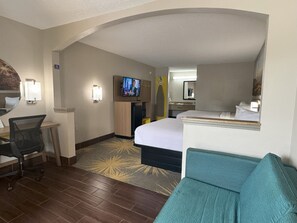 Habitación estándar, 2 camas Queen size | Área de sala de estar | Televisión de 42 pulgadas con canales por cable