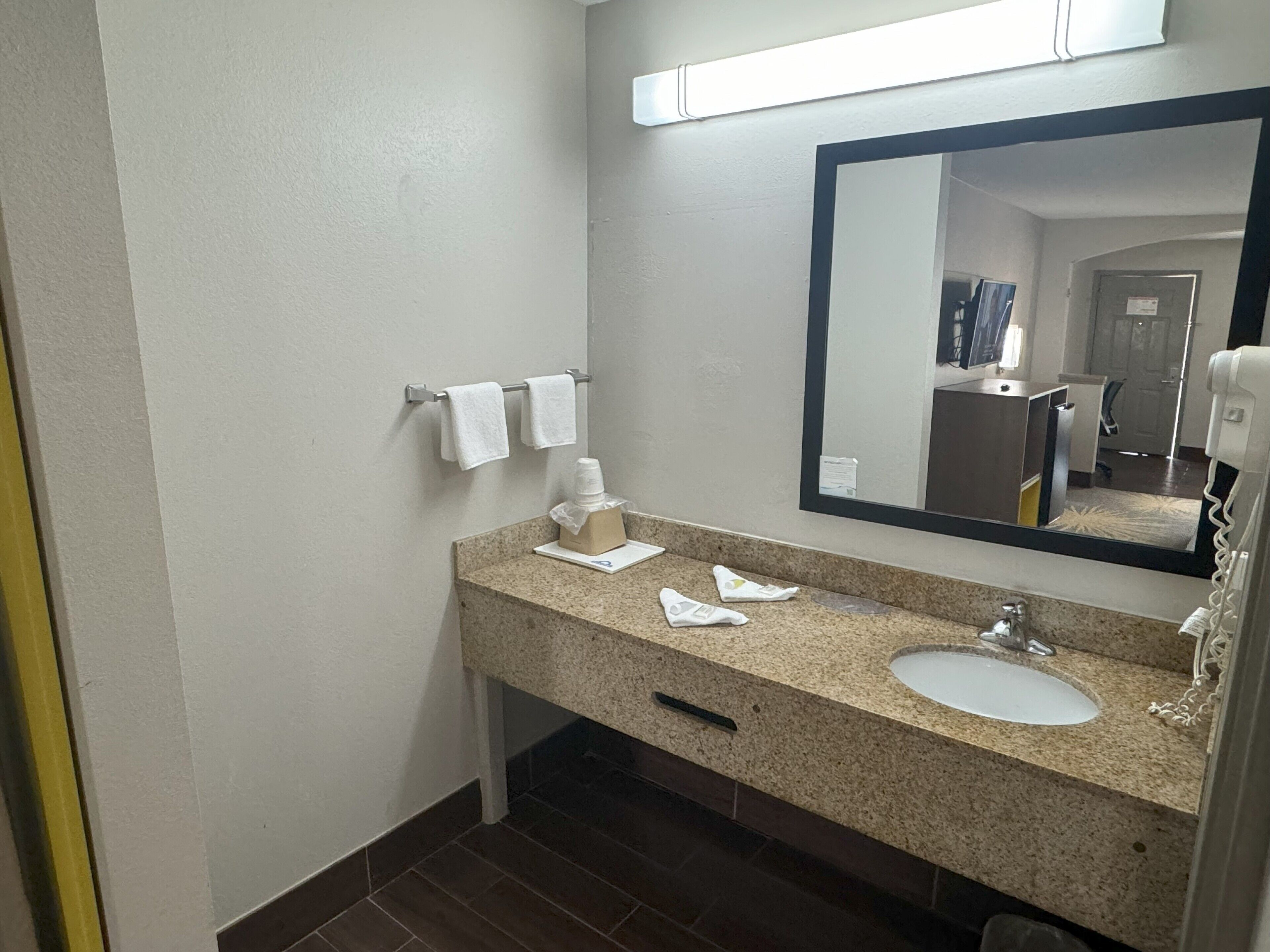 Standardzimmer, 2 Queen-Betten | Badezimmer | Duschwanne, kostenlose Toilettenartikel, Haartrockner, Handtücher