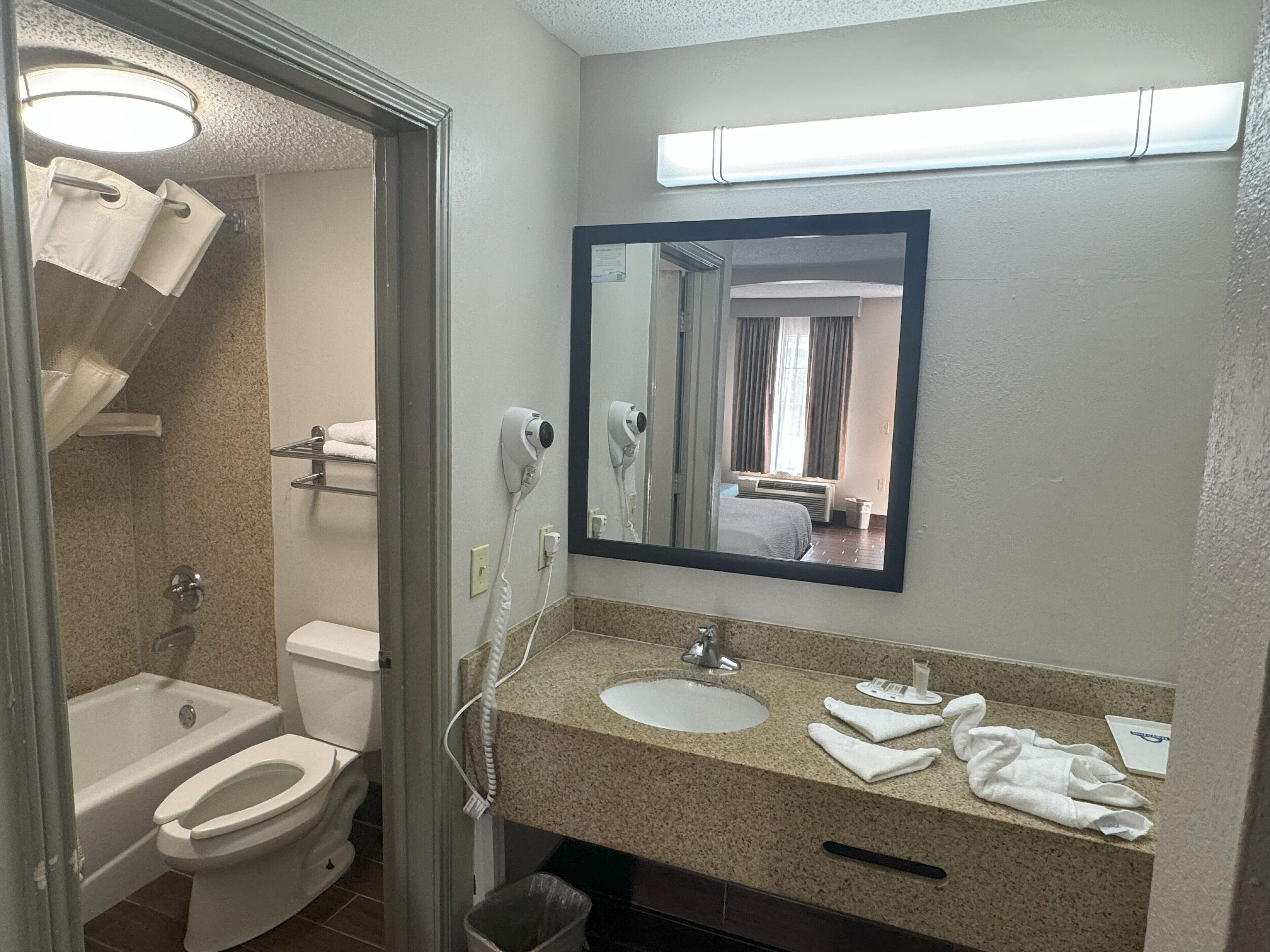 Habitación estándar, 1 cama Queen size | Baño | Tina con regadera, amenidades de baño gratuitas, secadora de cabello 