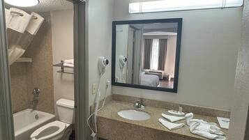 Habitación estándar, 1 cama Queen size | Baño | Tina con regadera, amenidades de baño gratuitas, secadora de cabello