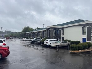 Exterior - Days Inn & Suites by Wyndham Tuscaloosa - Univ. of Alabama (Tuscaloosa)